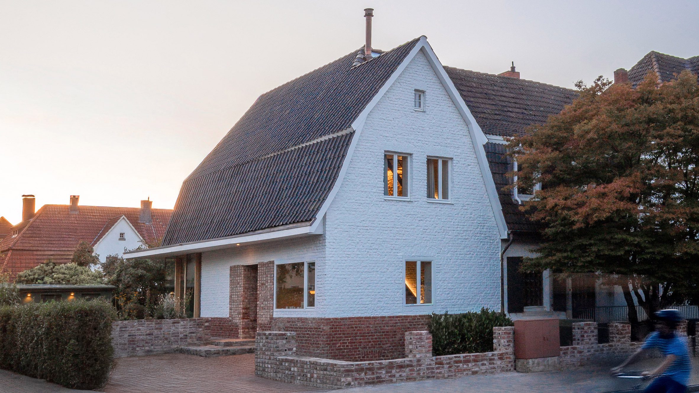 Renoviertes Wohnhaus mit gepflegter Fassade und Pflasterung