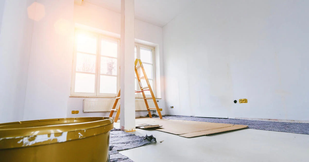 Innenraum während einer Renovierung mit frisch gestrichenen Wänden